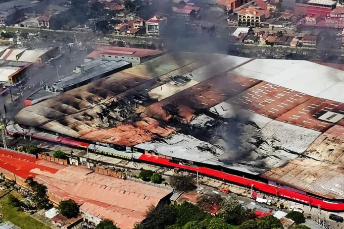 FISCALÍA ESTABLECE QUE INCENDIO EN LA FERIA BARRIO LINDO SE INICIÓ EN EL SECTOR DE ÚTILES ESCOLARES Y PIROTECNIA