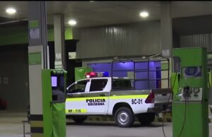 DELINCUENTES ARMADOS ATRACAN UN SURTIDOR EN LA AVENIDA MUTUALISTA Y LA POLICÍA INVESTIGA SI SE TRATA DE LOS MISMOS AUTORES DE OTRO ASALTO