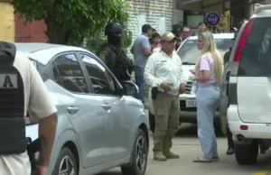 FISCALÍA TOMA DECLARACIÓN A LA PAREJA DE LA VÍCTIMA Y BUSCA EL CELULAR DEL HOMBRE ACRIBILLADO EN LA AVENIDA BUSCH