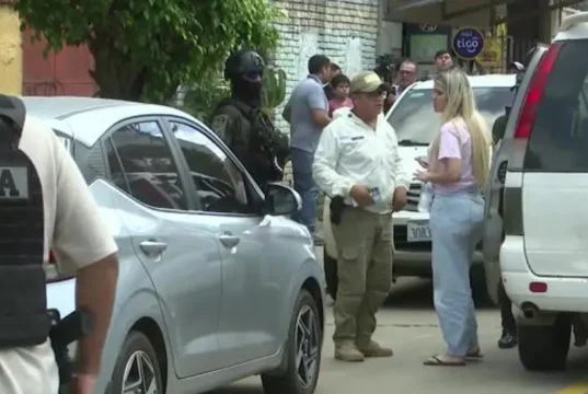 FISCALÍA TOMA DECLARACIÓN A LA PAREJA DE LA VÍCTIMA Y BUSCA EL CELULAR DEL HOMBRE ACRIBILLADO EN LA AVENIDA BUSCH