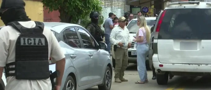 FISCALÍA TOMA DECLARACIÓN A LA PAREJA DE LA VÍCTIMA Y BUSCA EL CELULAR DEL HOMBRE ACRIBILLADO EN LA AVENIDA BUSCH