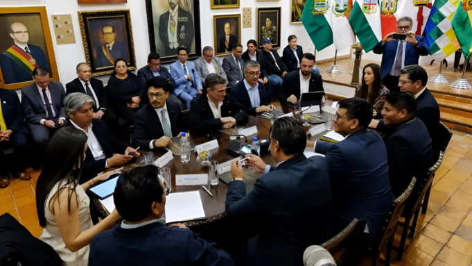 ACUERDO HISTÓRICO ENTRE EL GOBIERNO Y LOS GOBERNADORES IMPULSA LA COPARTICIPACIÓN 50-50 DESDE 2027