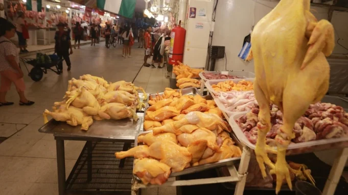 PRECIO DEL POLLO SE DISPARA Y AVICULTORES ADVIERTEN UNA MENOR PRODUCCIÓN POR EFECTO DE LOS BLOQUEOS
