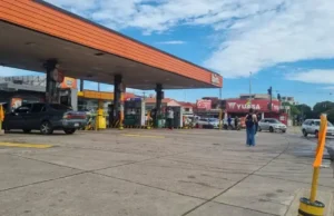ASOSUR ALERTA QUE SANTA CRUZ RECIBE MENOS DIÉSEL DEL NECESARIO Y PERSISTEN LAS FILAS EN LOS SURTIDORES