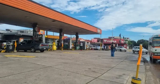 ASOSUR ALERTA QUE SANTA CRUZ RECIBE MENOS DIÉSEL DEL NECESARIO Y PERSISTEN LAS FILAS EN LOS SURTIDORES
