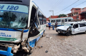 CUATRO HERIDOS DEJA CHOQUE ENTRE UN TAXI Y UN MICRO DE LA LÍNEA 120 EN SANTA CRUZ