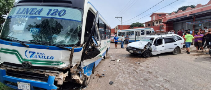 CUATRO HERIDOS DEJA CHOQUE ENTRE UN TAXI Y UN MICRO DE LA LÍNEA 120 EN SANTA CRUZ