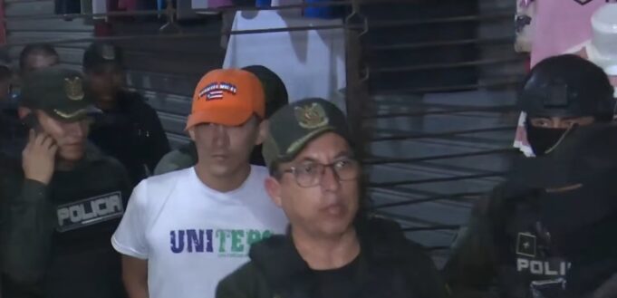 DOS HOMBRES SON APREHENDIDOS Y UNA MUJER ARRESTADA TRAS OPERATIVO POLICIAL EN LOS POZOS