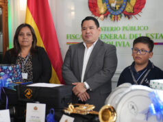 FISCAL GENERAL DEL ESTADO DONA INSTRUMENTOS MUSICALES A LA BANDA ESCOLAR DE LA UNIDAD EDUCATIVA JUANA AZURDUY DE PADILLA “B” EN SU 122º ANIVERSARIO