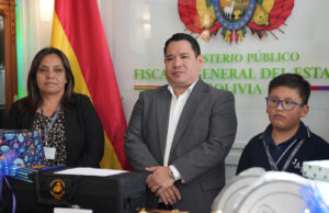 FISCAL GENERAL DEL ESTADO DONA INSTRUMENTOS MUSICALES A LA BANDA ESCOLAR DE LA UNIDAD EDUCATIVA JUANA AZURDUY DE PADILLA “B” EN SU 122º ANIVERSARIO