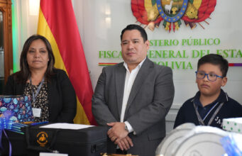 FISCAL GENERAL DEL ESTADO DONA INSTRUMENTOS MUSICALES A LA BANDA ESCOLAR DE LA UNIDAD EDUCATIVA JUANA AZURDUY DE PADILLA “B” EN SU 122º ANIVERSARIO