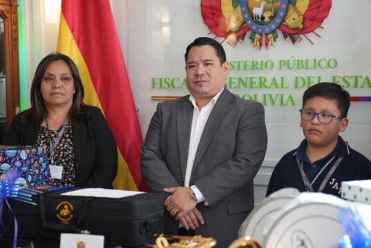 FISCAL GENERAL DEL ESTADO DONA INSTRUMENTOS MUSICALES A LA BANDA ESCOLAR DE LA UNIDAD EDUCATIVA JUANA AZURDUY DE PADILLA “B” EN SU 122º ANIVERSARIO