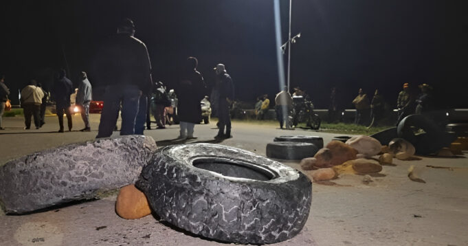 BLOQUEO EN YAPACANÍ SE MASIFICA CON LA INCORPORACIÓN DE PRODUCTORES DE SAN JUAN Y LA MEDIDA SE EXTIENDE