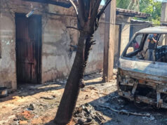 INCENDIO EN EL PLAN TRES MIL DEJA UN MINIBÚS REDUCIDO A CHATARRA Y AFECTA TRES HABITACIONES DE UNA VIVIENDA