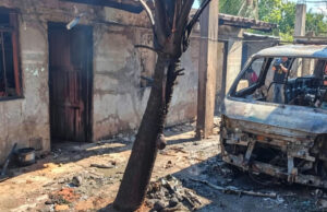 INCENDIO EN EL PLAN TRES MIL DEJA UN MINIBÚS REDUCIDO A CHATARRA Y AFECTA TRES HABITACIONES DE UNA VIVIENDA