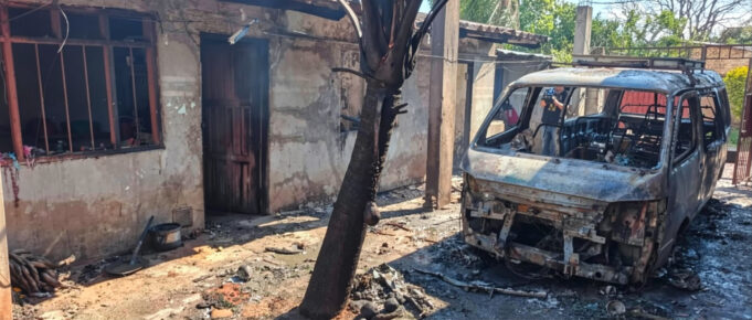 INCENDIO EN EL PLAN TRES MIL DEJA UN MINIBÚS REDUCIDO A CHATARRA Y AFECTA TRES HABITACIONES DE UNA VIVIENDA