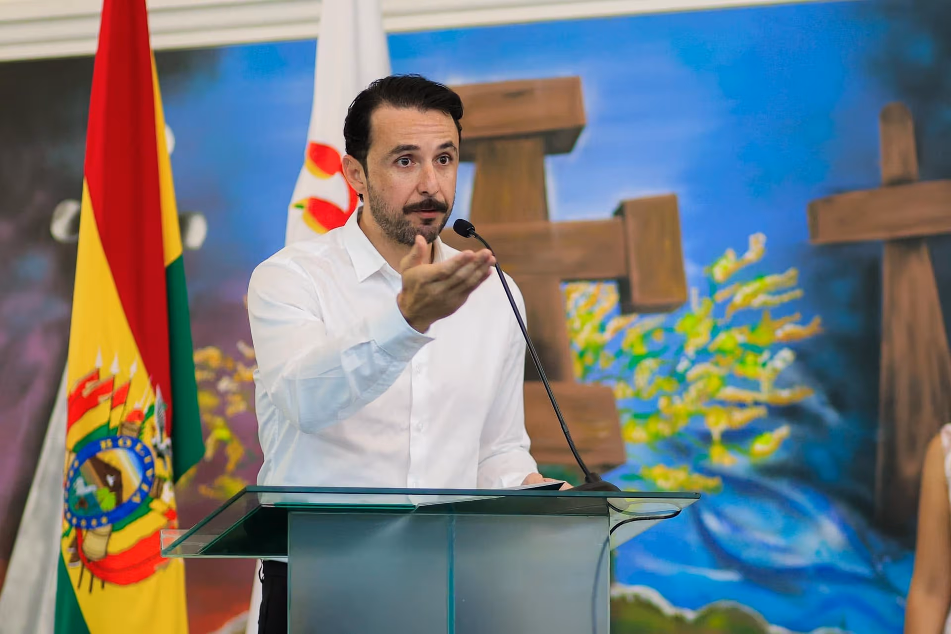 GOBERNADOR DE SANTA CRUZ EXIGE TRIPLICAR LA PRESENCIA POLICIAL Y MILITARIZAR SAN IGNACIO DE VELASCO TRAS OLA DE VIOLENCIA