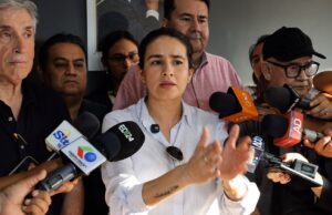 GOBERNACIÓN DE SANTA CRUZ RECHAZA PARO DE SALUD Y ANUNCIA GESTIONES POR EL PAGO DEL BONO DE VACUNACIÓN