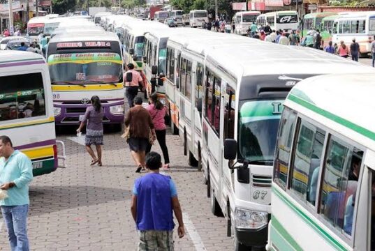 CHOFERES Y PROPIETARIOS DE TRANSPORTE PÚBLICO INICIAN CAMBIO DE RADICATORIA PARA TRIBUTAR EN SANTA CRUZ DE LA SIERRA